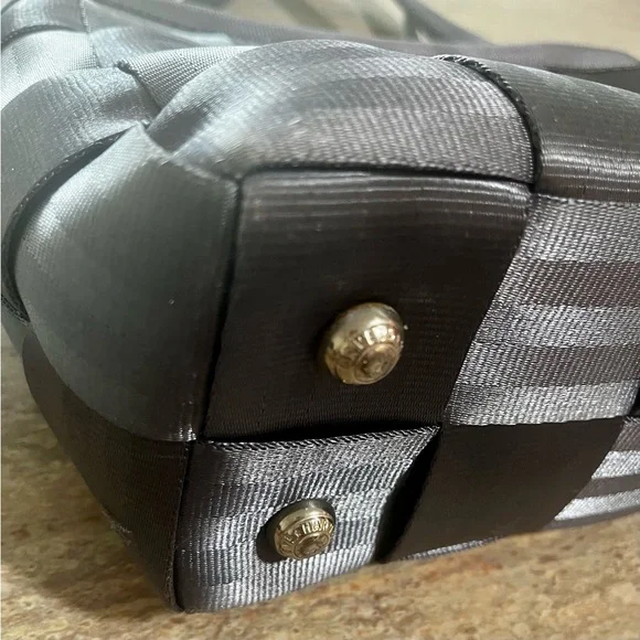Harveys The Original Seatbelt Bag Silver Shoulder Bag - Picture 10 of 16